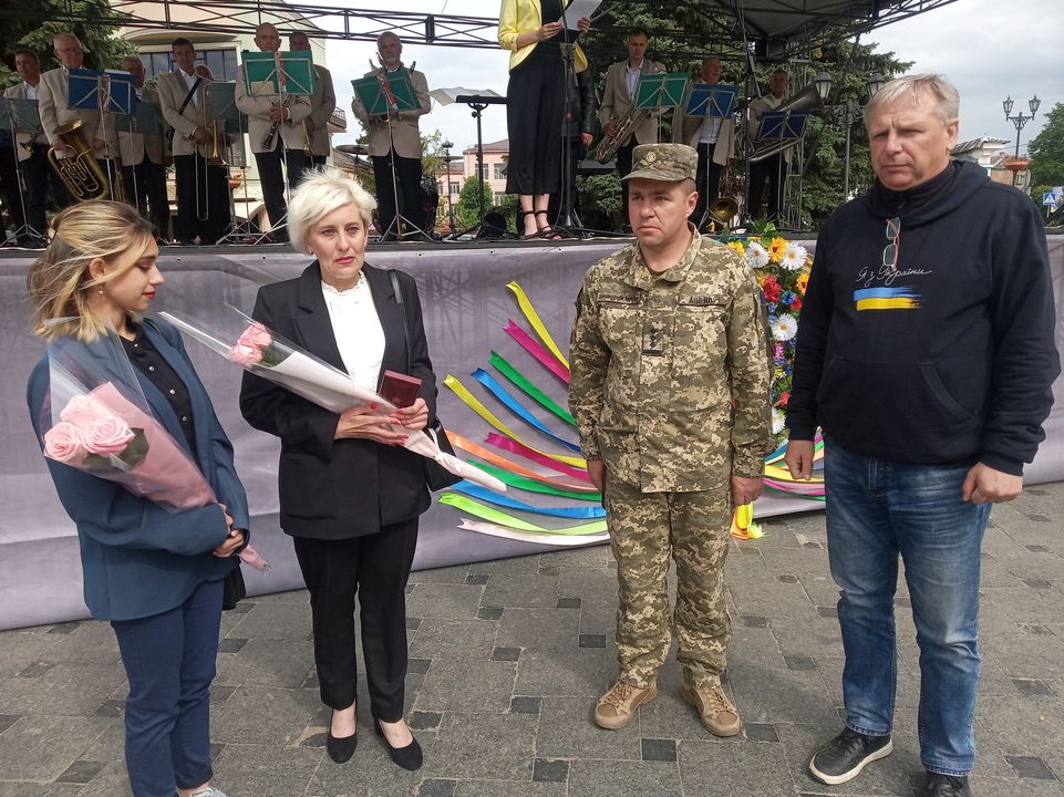 В Бердичеві вручили орден дружині загиблого вертольотчика та подякували Героям