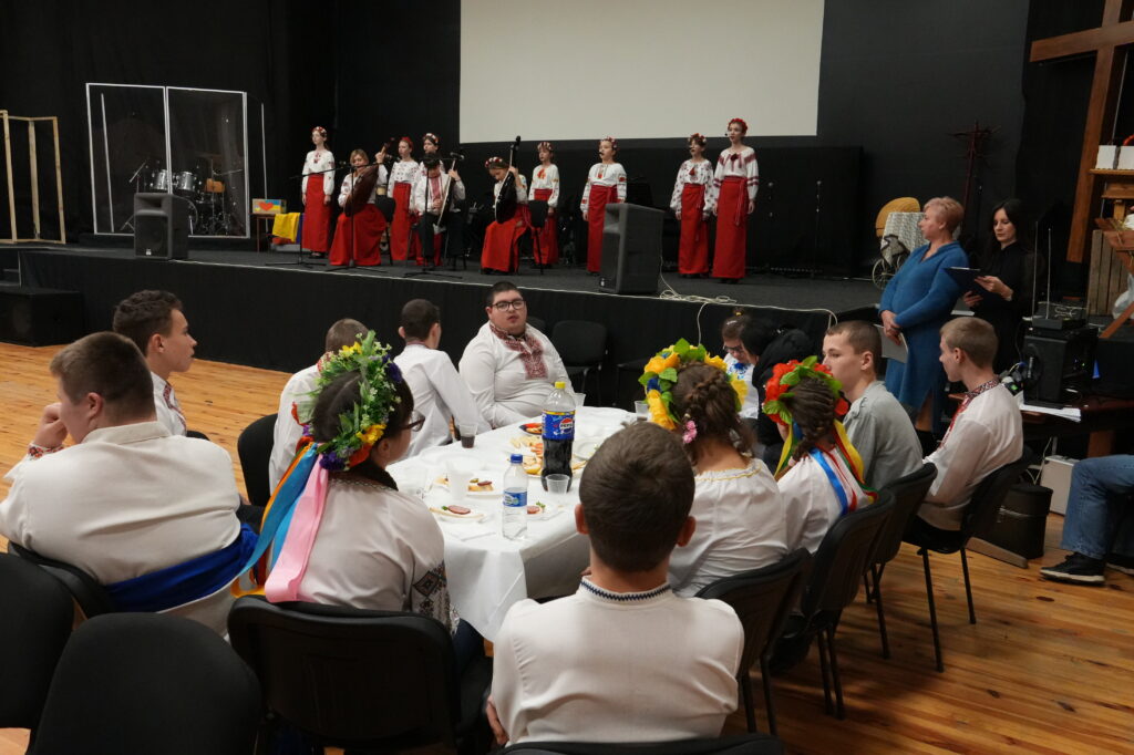 Диво близько: Центр комплексної реабілітації подарував святкове диво родинам підопічних