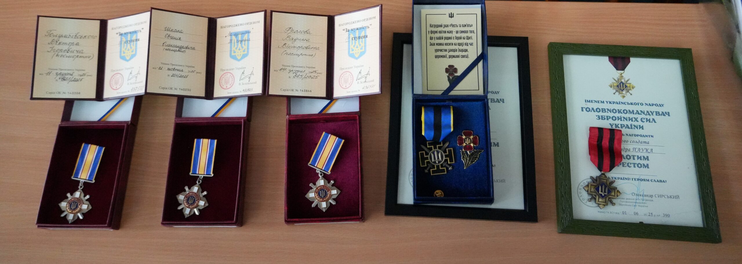 За гідність, мужність та самопожертву: родинам полеглих Героїв вручили відзнаки, що їх Захисники України були удостоєні посмертно