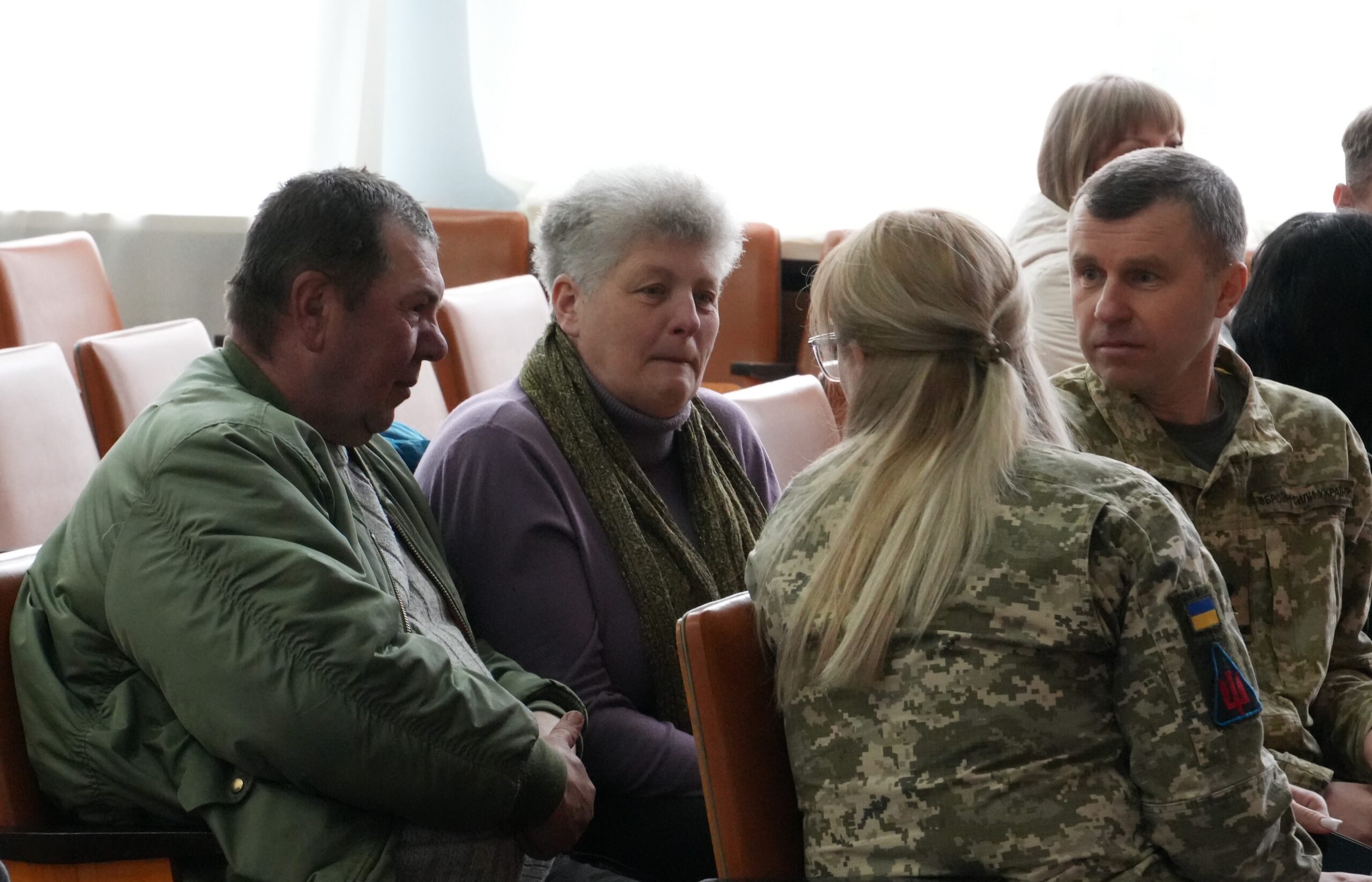 За гідність, мужність та самопожертву: родинам полеглих Героїв вручили відзнаки, що їх Захисники України були удостоєні посмертно