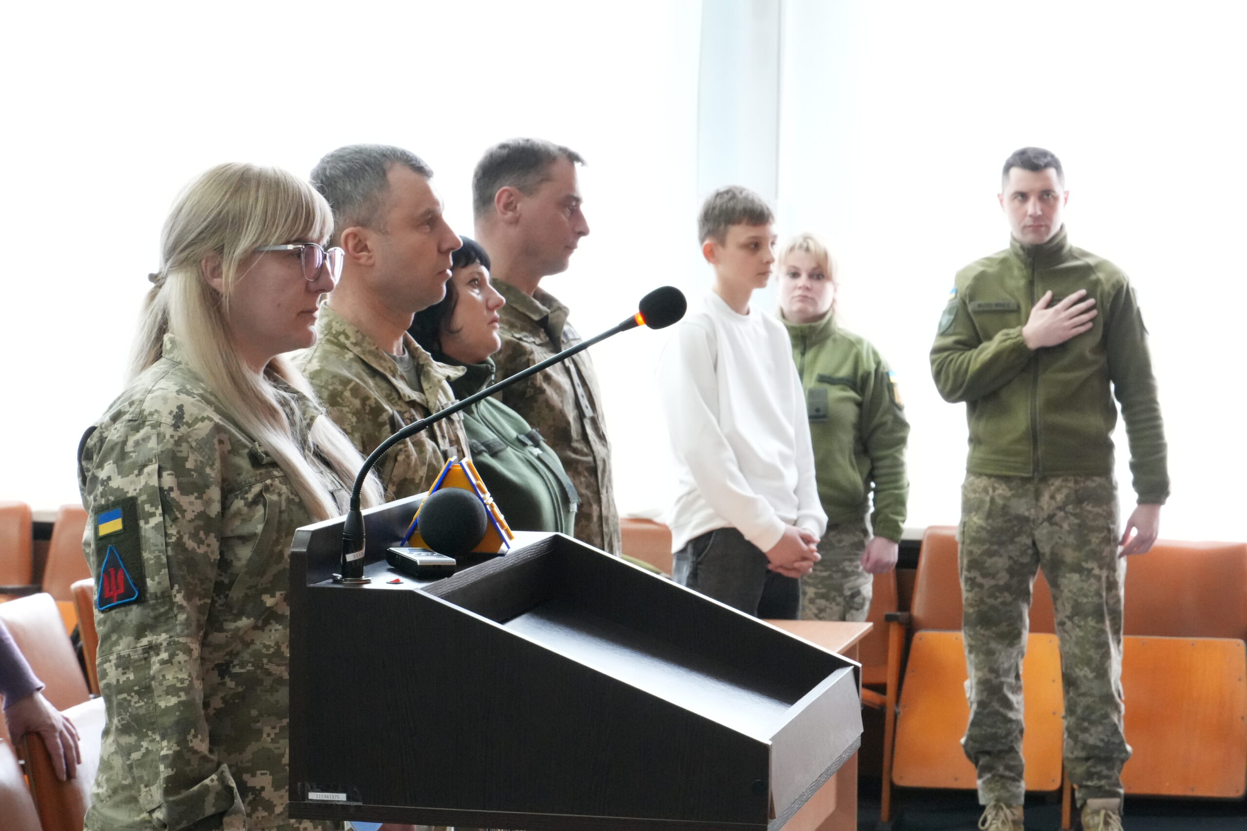 За гідність, мужність та самопожертву: родинам полеглих Героїв вручили відзнаки, що їх Захисники України були удостоєні посмертно