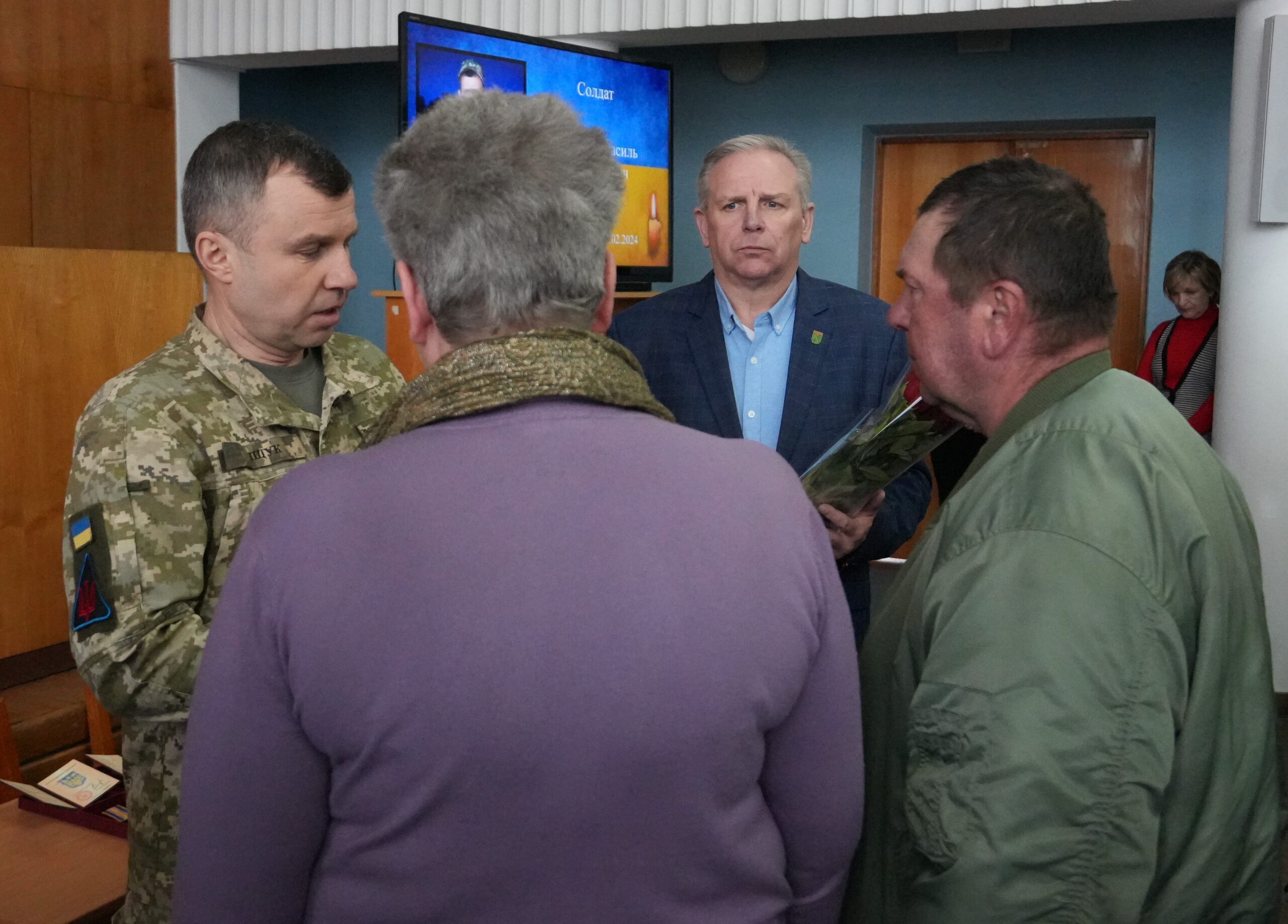 За гідність, мужність та самопожертву: родинам полеглих Героїв вручили відзнаки, що їх Захисники України були удостоєні посмертно