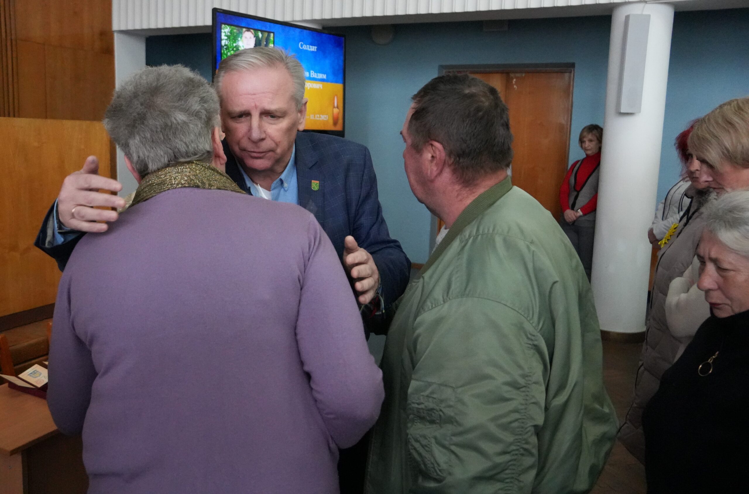 За гідність, мужність та самопожертву: родинам полеглих Героїв вручили відзнаки, що їх Захисники України були удостоєні посмертно