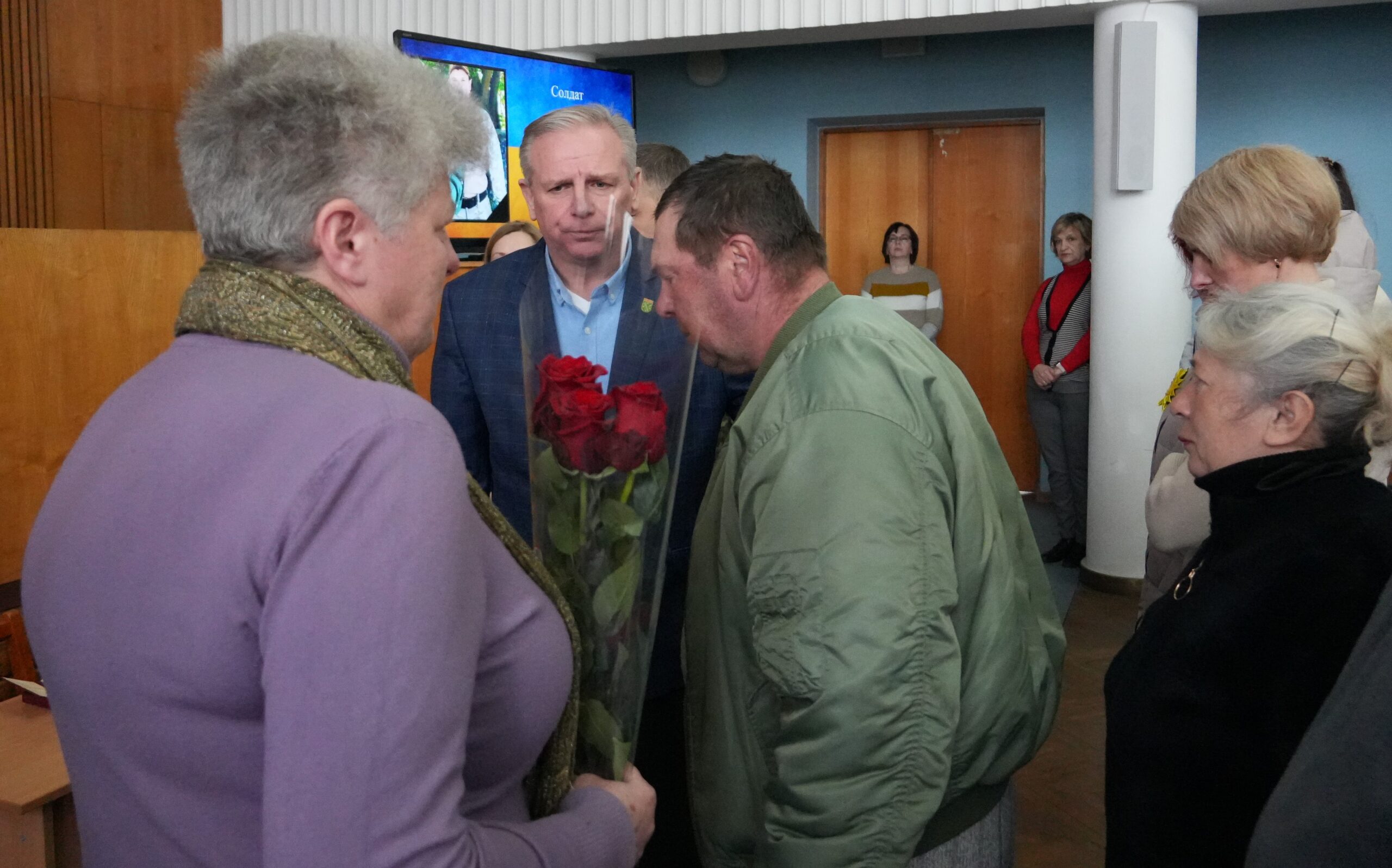 За гідність, мужність та самопожертву: родинам полеглих Героїв вручили відзнаки, що їх Захисники України були удостоєні посмертно