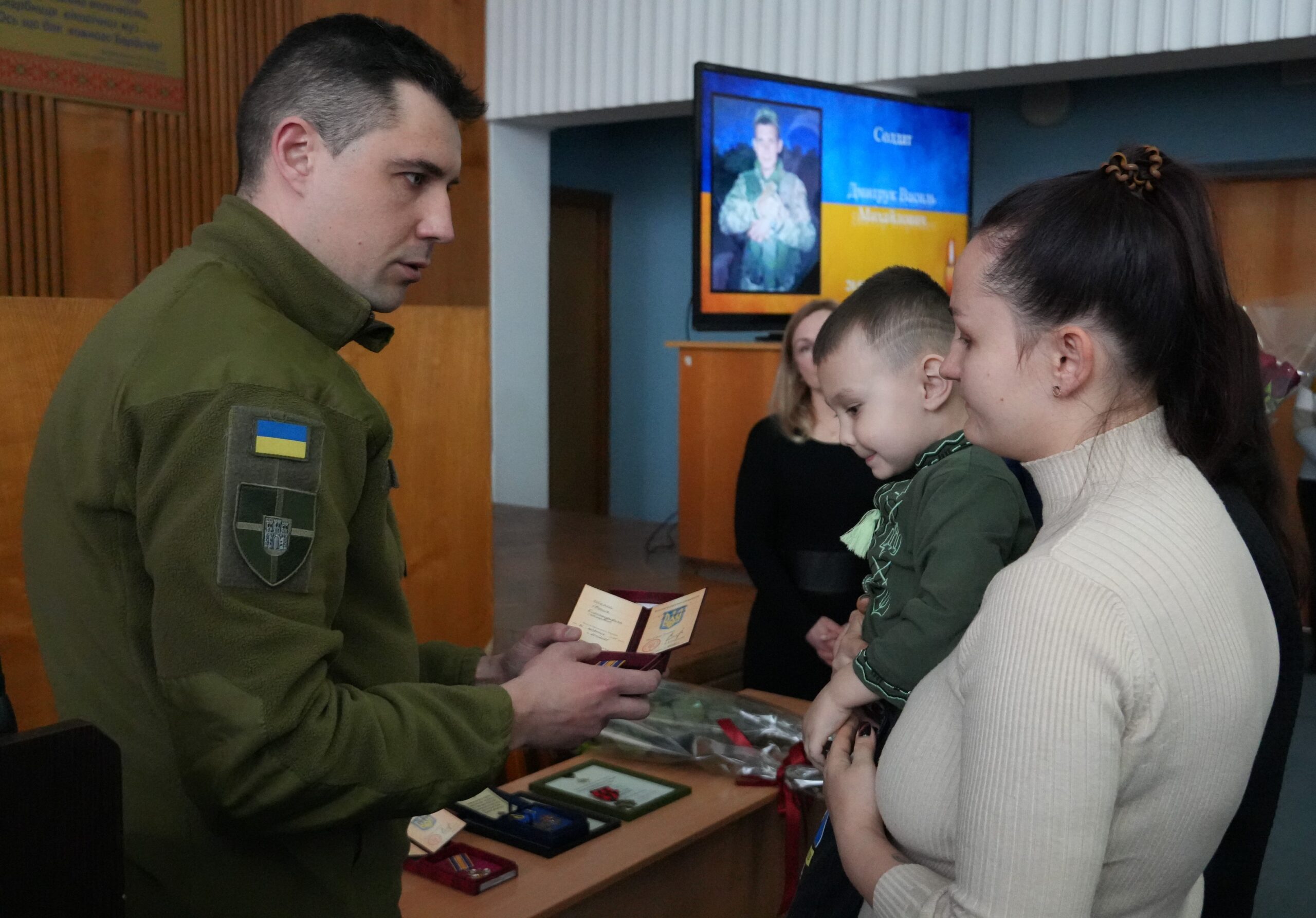 За гідність, мужність та самопожертву: родинам полеглих Героїв вручили відзнаки, що їх Захисники України були удостоєні посмертно