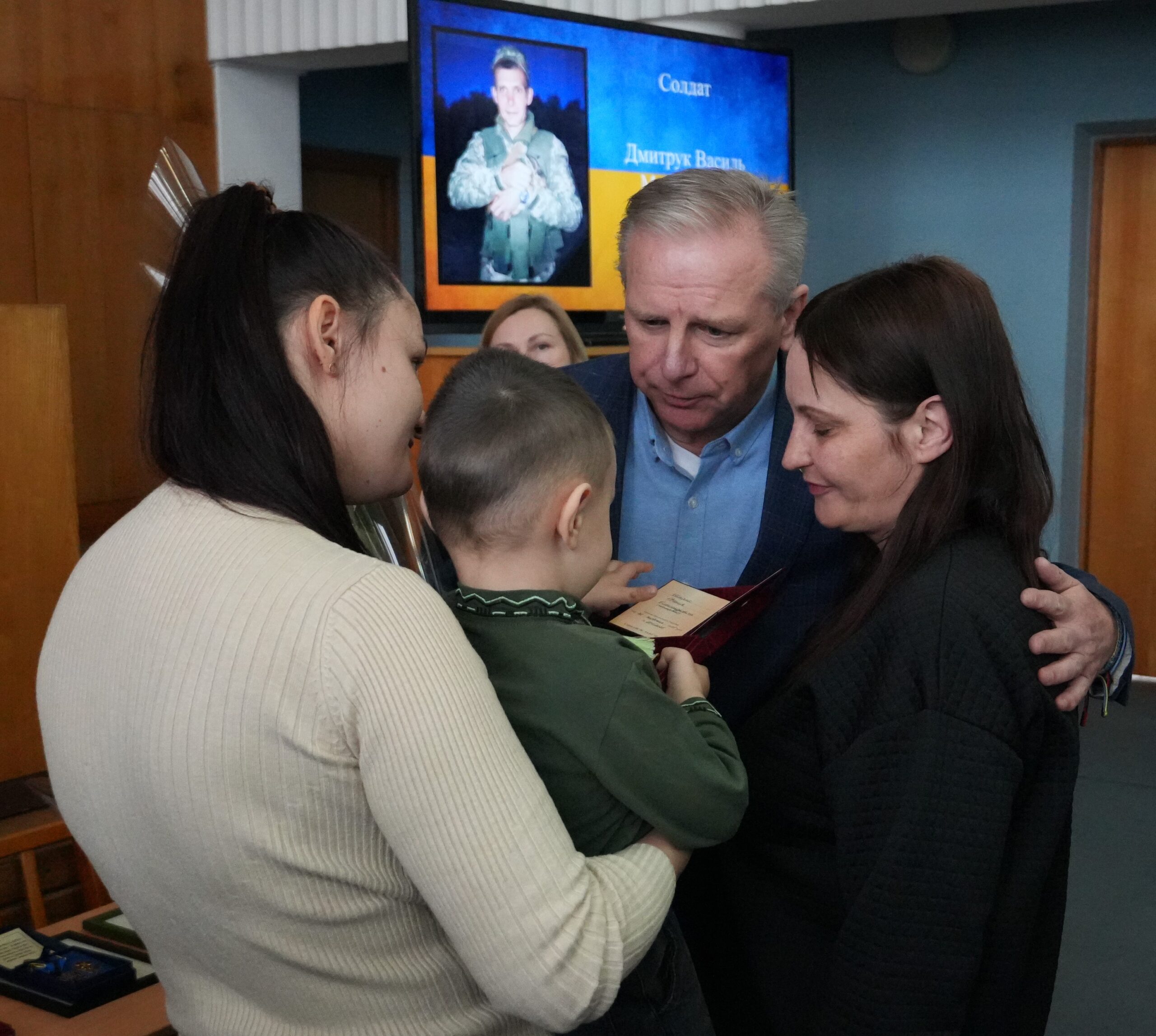 За гідність, мужність та самопожертву: родинам полеглих Героїв вручили відзнаки, що їх Захисники України були удостоєні посмертно