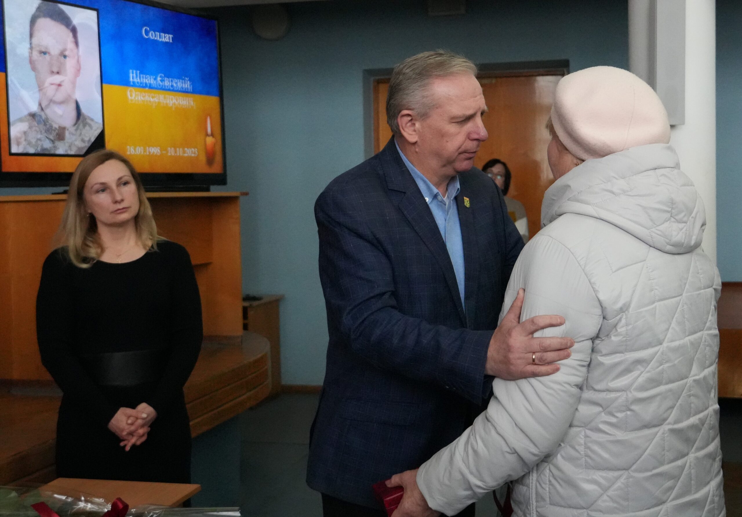 За гідність, мужність та самопожертву: родинам полеглих Героїв вручили відзнаки, що їх Захисники України були удостоєні посмертно