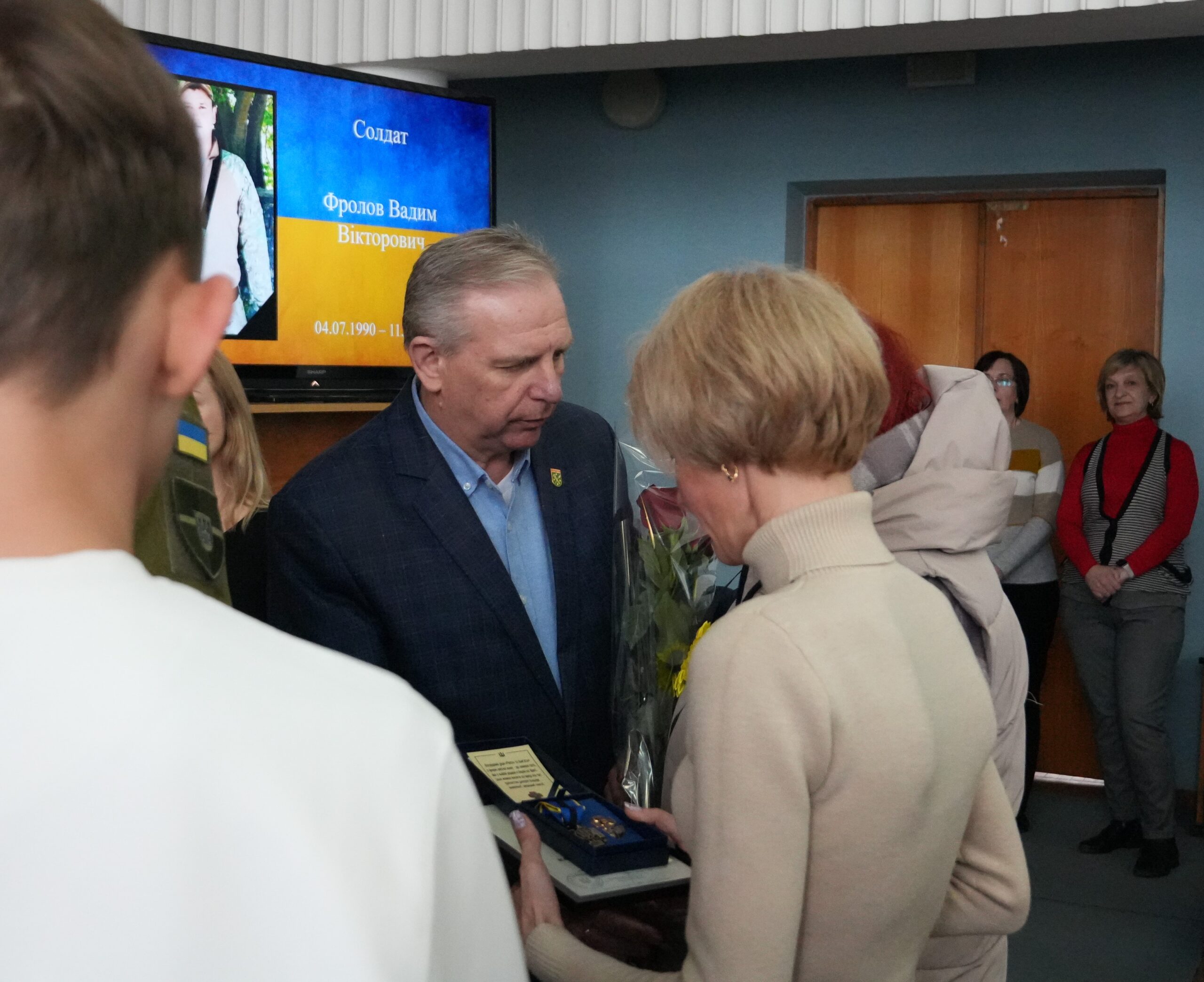 За гідність, мужність та самопожертву: родинам полеглих Героїв вручили відзнаки, що їх Захисники України були удостоєні посмертно