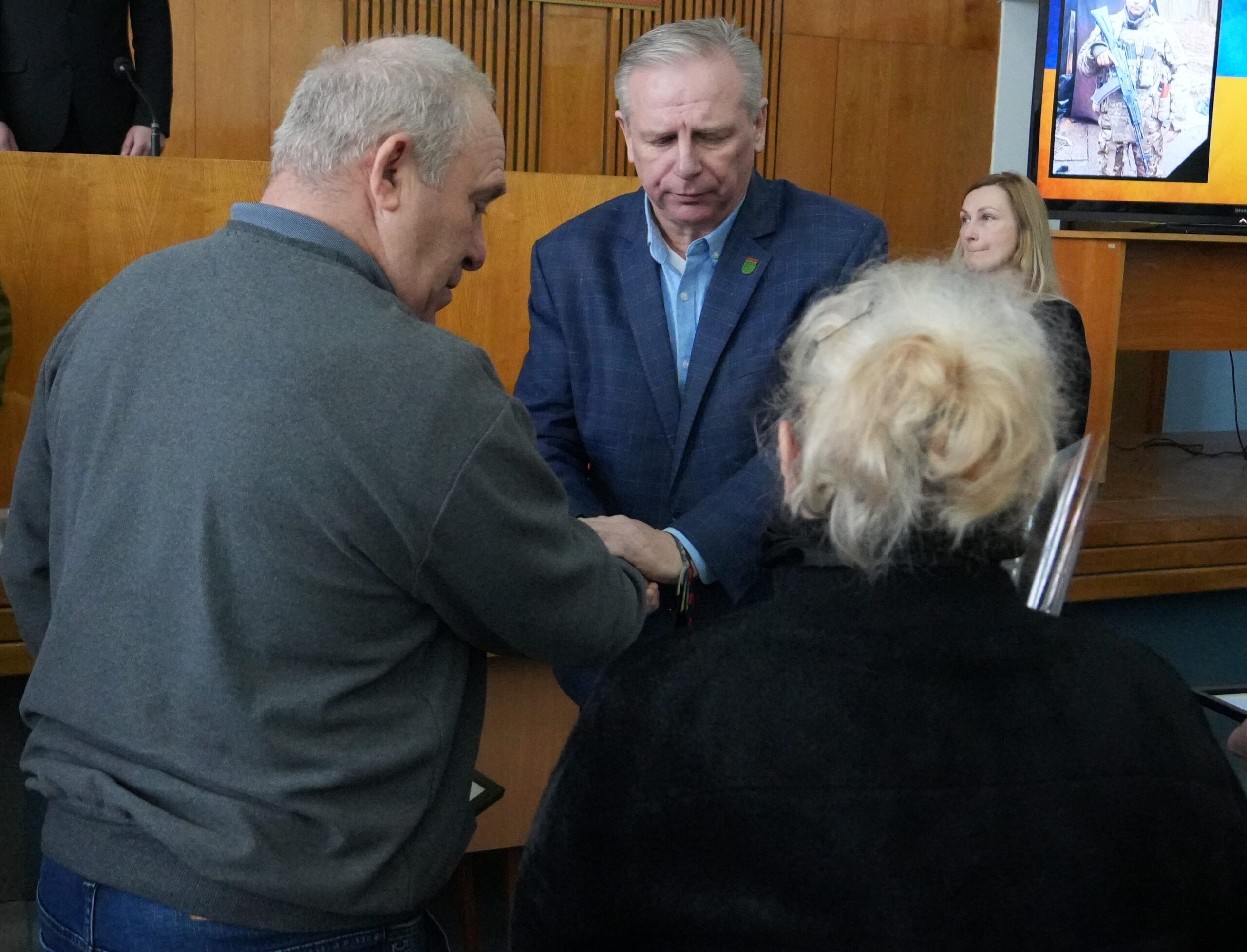 За гідність, мужність та самопожертву: родинам полеглих Героїв вручили відзнаки, що їх Захисники України були удостоєні посмертно