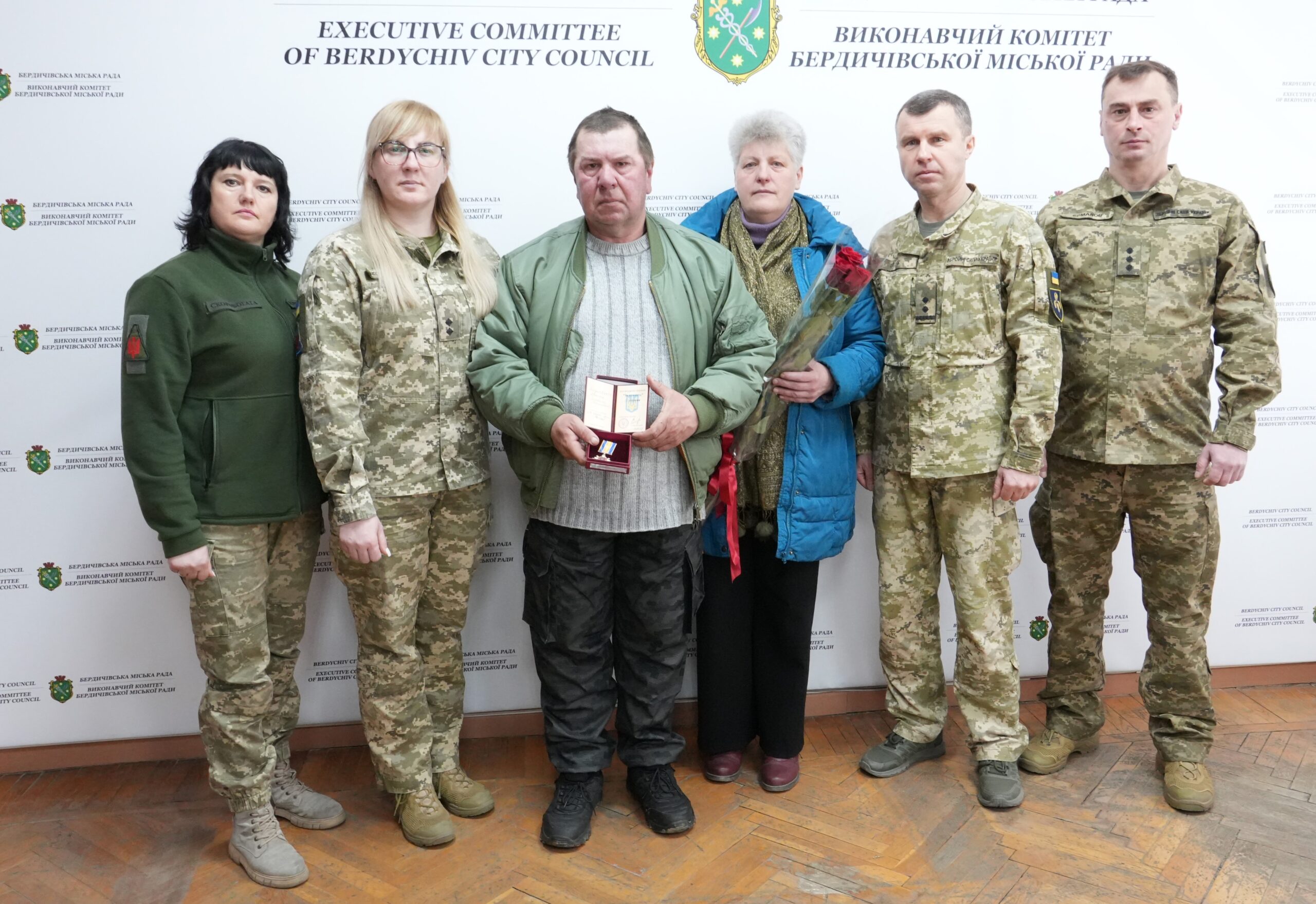 За гідність, мужність та самопожертву: родинам полеглих Героїв вручили відзнаки, що їх Захисники України були удостоєні посмертно