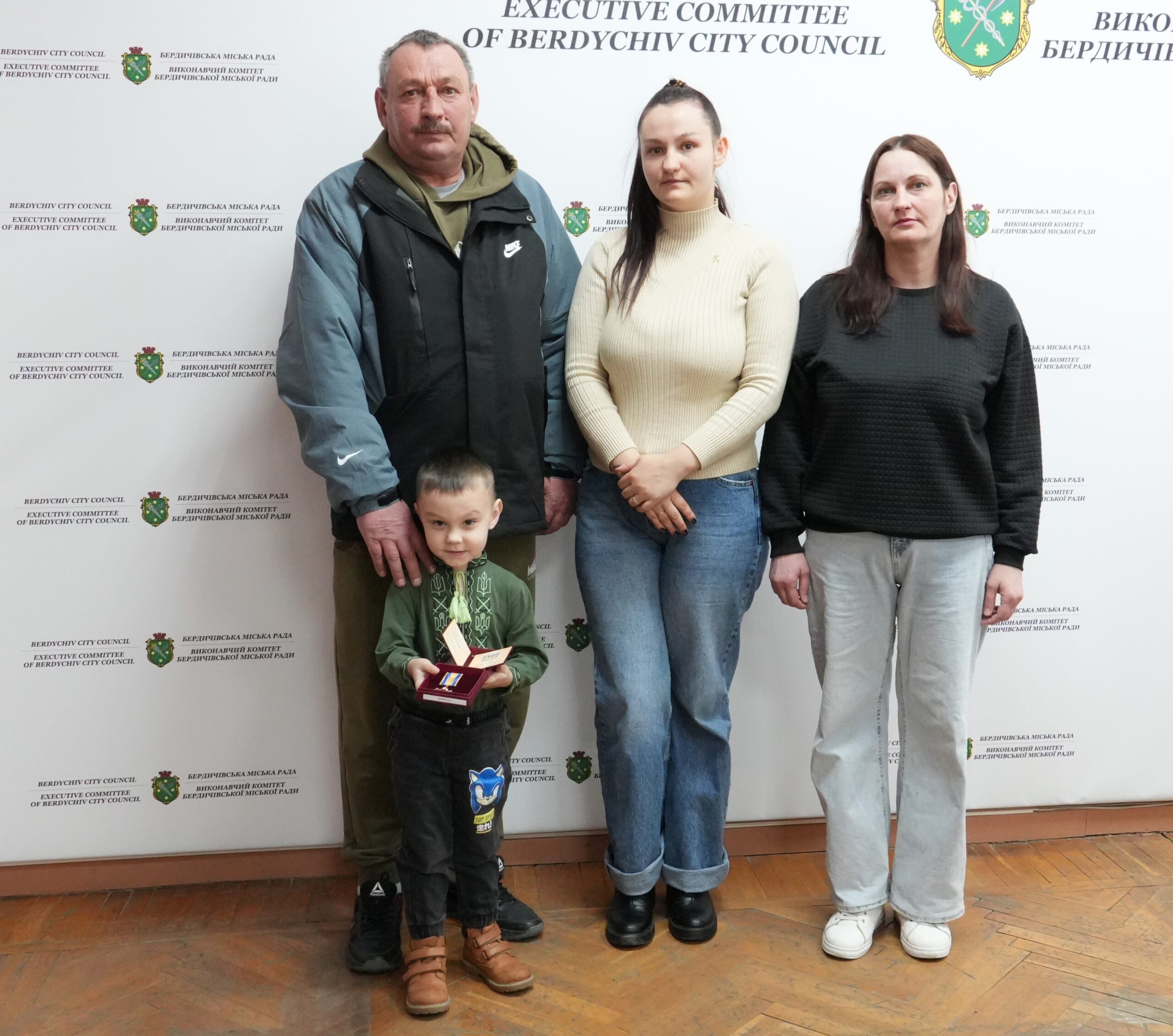 За гідність, мужність та самопожертву: родинам полеглих Героїв вручили відзнаки, що їх Захисники України були удостоєні посмертно