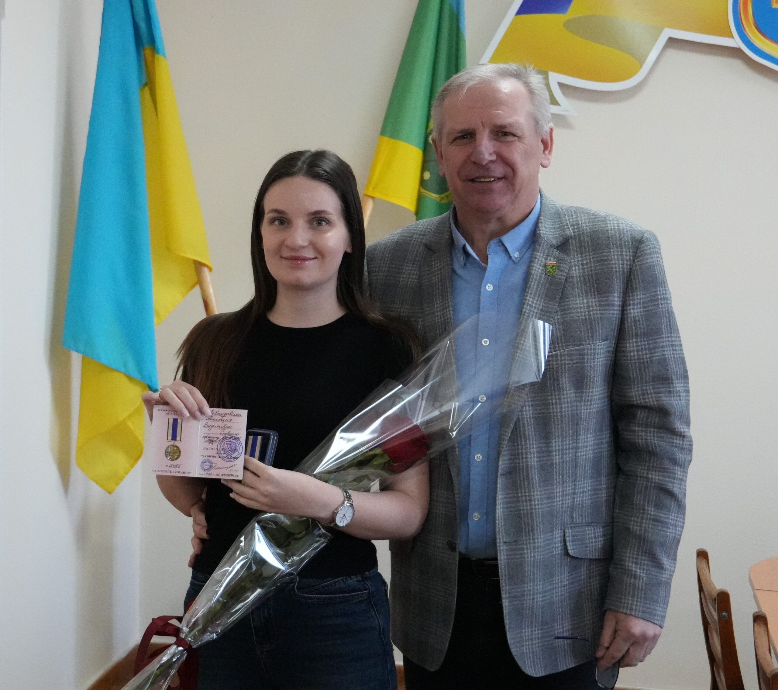 Шана за стійкість та вірність: перед засіданням виконкому Сергій Орлюк передав відзнаки родинам захисників України