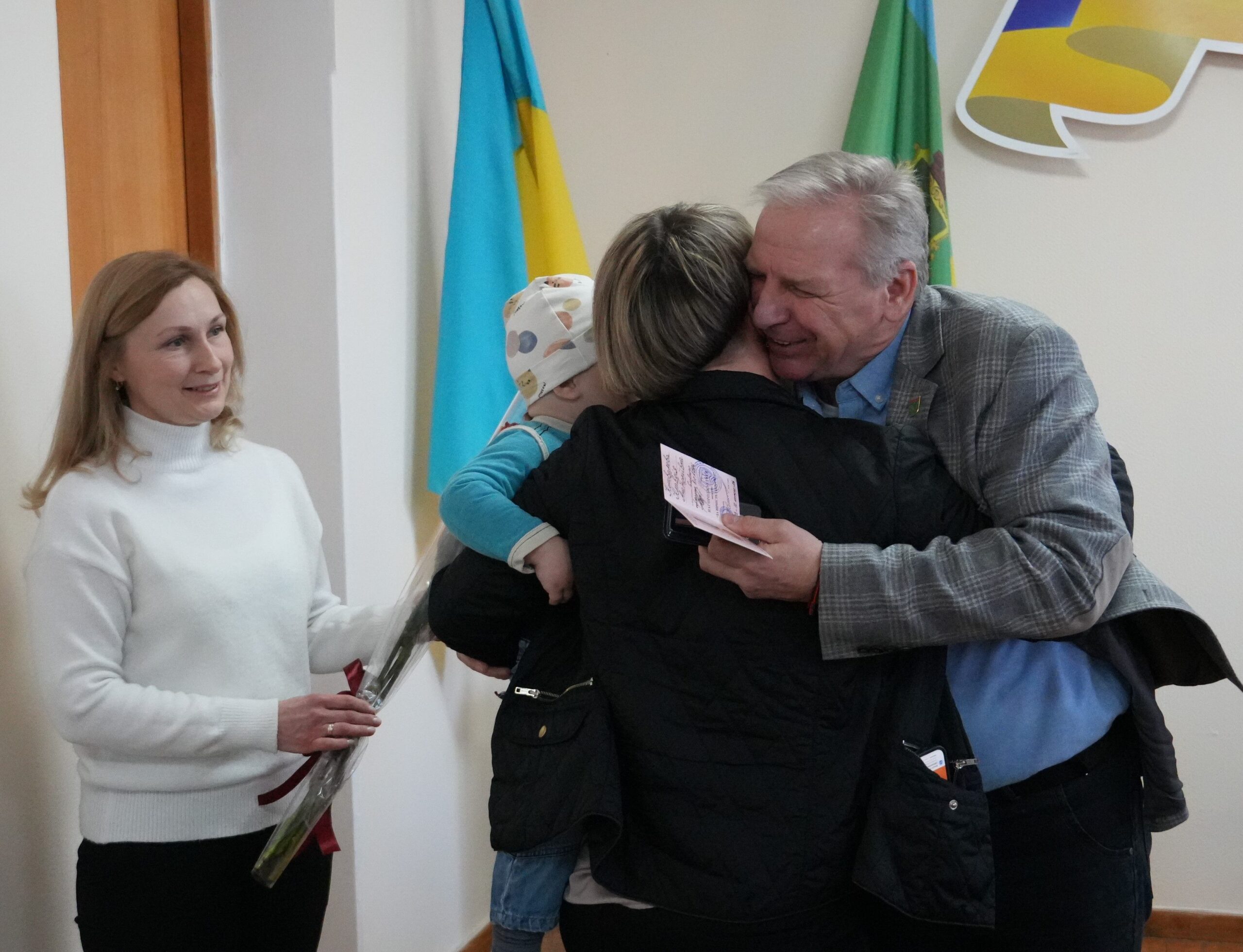 Шана за стійкість та вірність: перед засіданням виконкому Сергій Орлюк передав відзнаки родинам захисників України