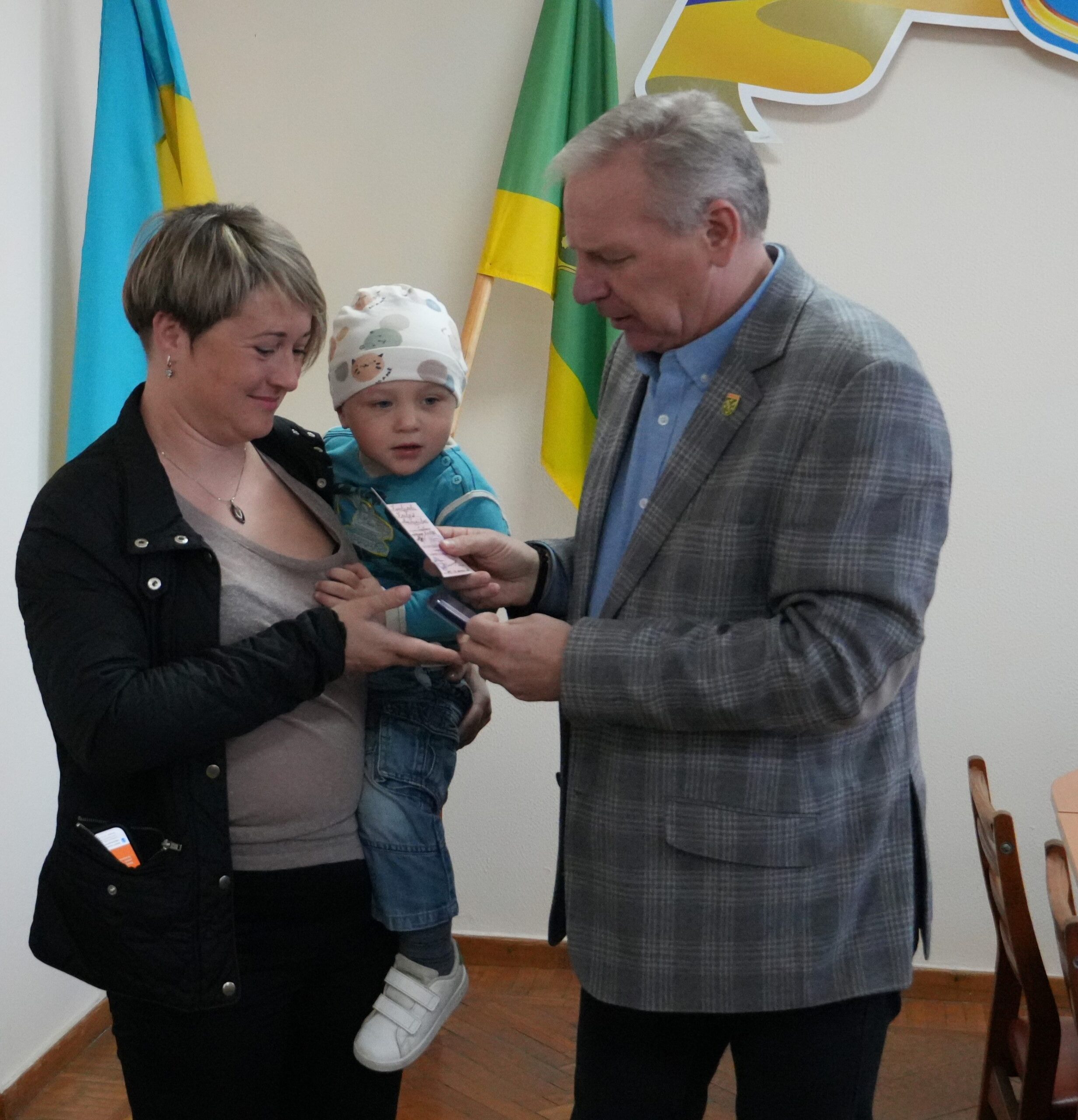 Шана за стійкість та вірність: перед засіданням виконкому Сергій Орлюк передав відзнаки родинам захисників України