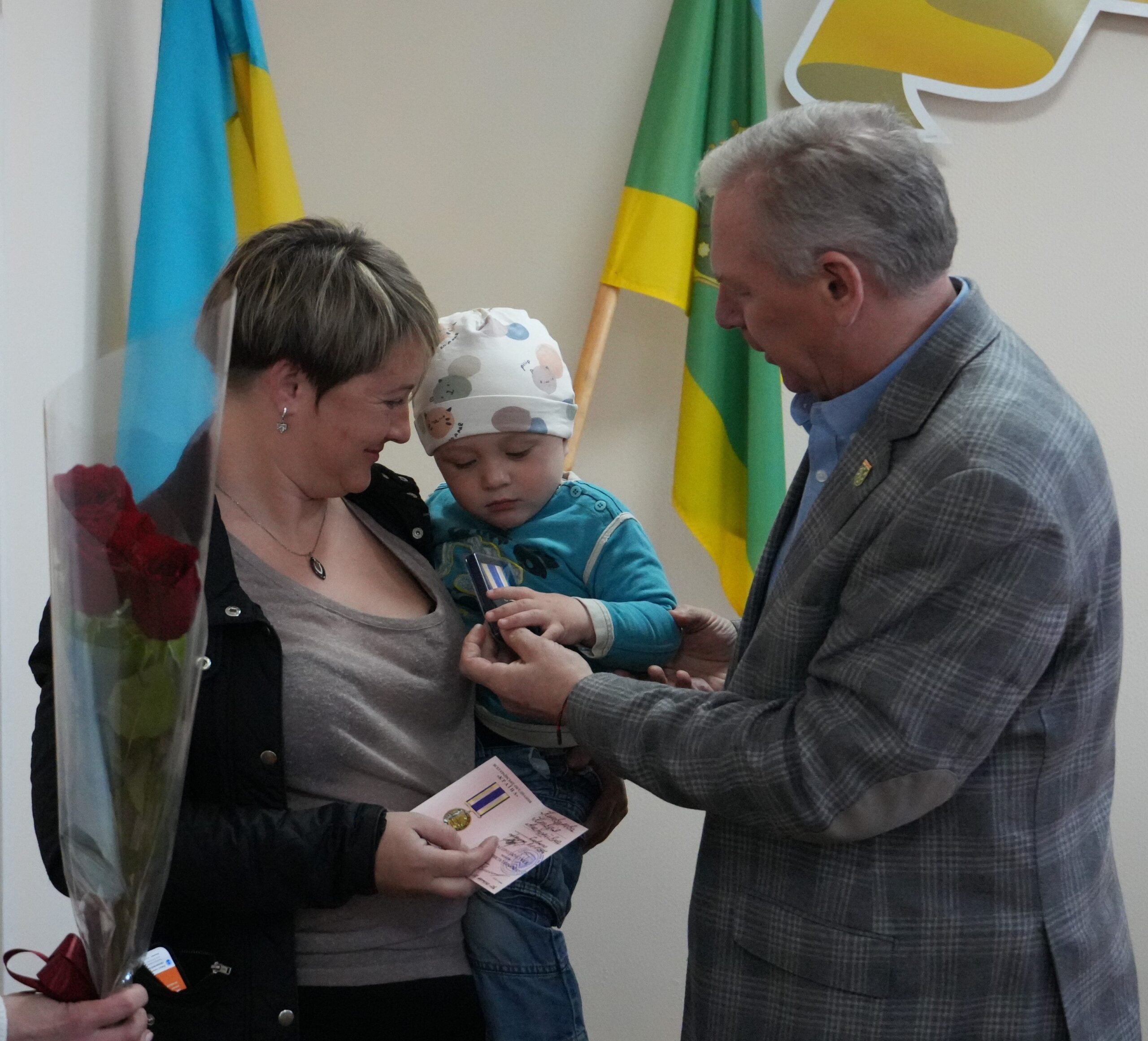 Шана за стійкість та вірність: перед засіданням виконкому Сергій Орлюк передав відзнаки родинам захисників України