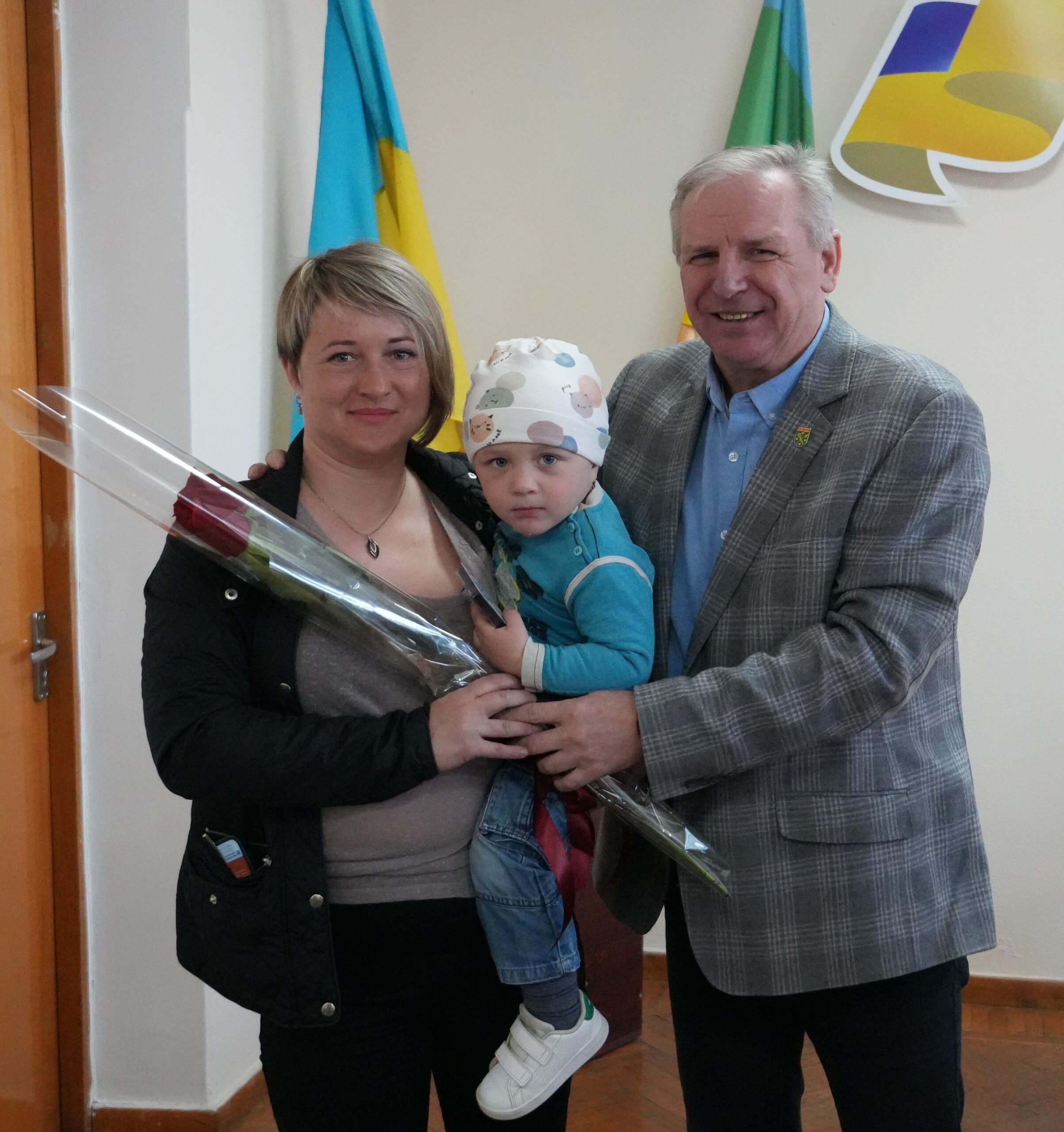 Шана за стійкість та вірність: перед засіданням виконкому Сергій Орлюк передав відзнаки родинам захисників України