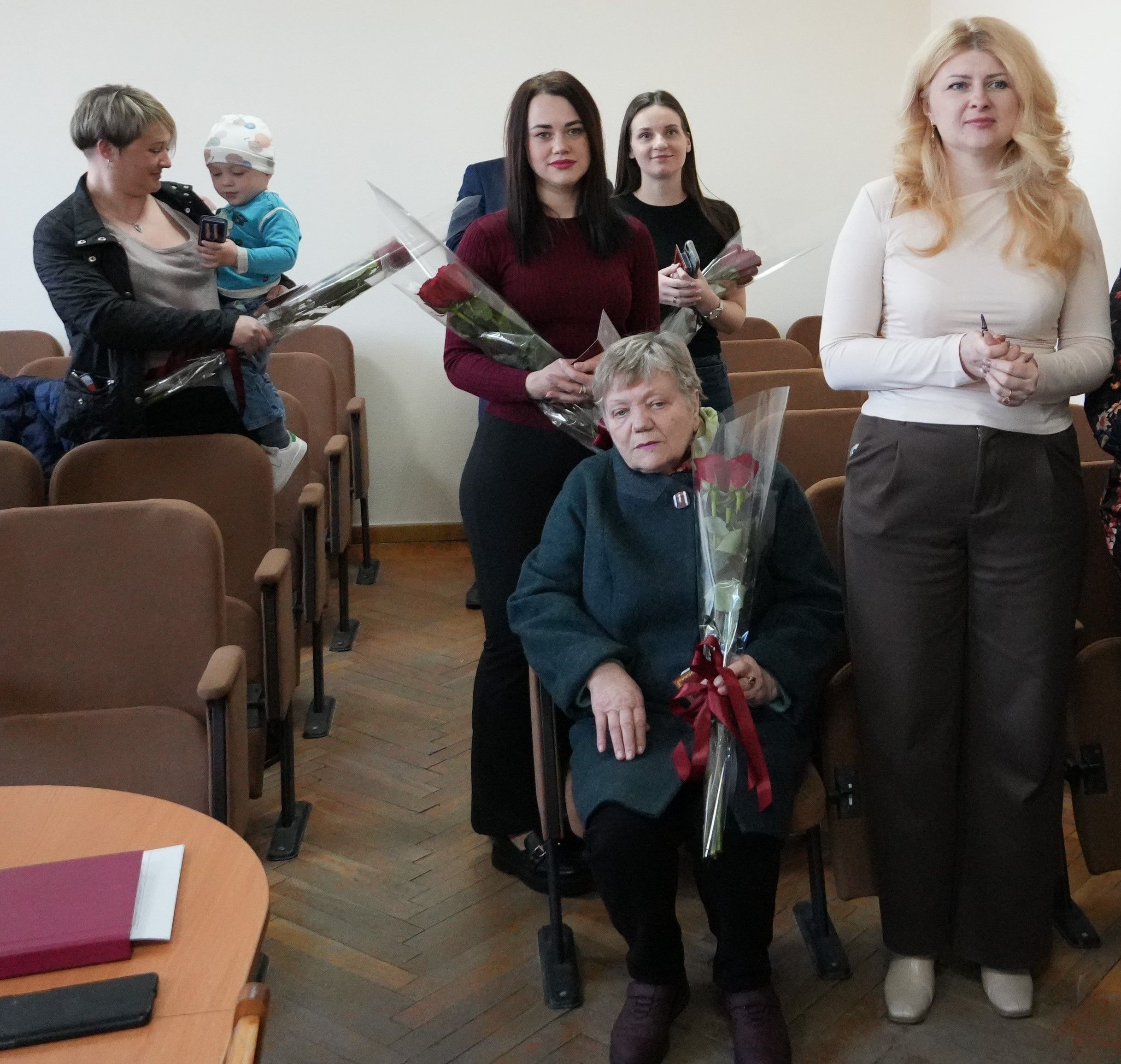 Шана за стійкість та вірність: перед засіданням виконкому Сергій Орлюк передав відзнаки родинам захисників України