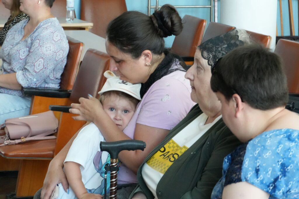 У міській раді передали відзнаки членам родин Захисників, що їх військові удостоєні посмертно