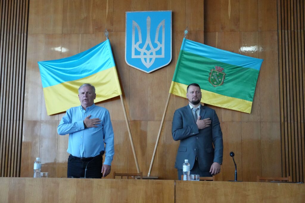 У міській раді передали відзнаки членам родин Захисників, що їх військові удостоєні посмертно