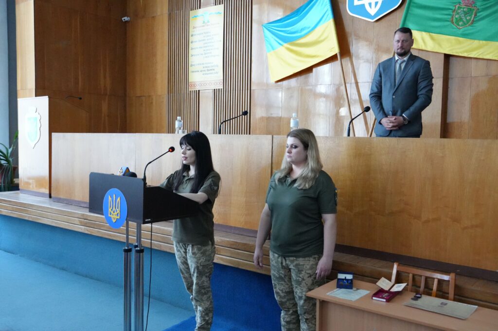У міській раді передали відзнаки членам родин Захисників, що їх військові удостоєні посмертно
