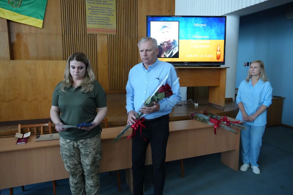 У міській раді передали відзнаки членам родин Захисників, що їх військові удостоєні посмертно
