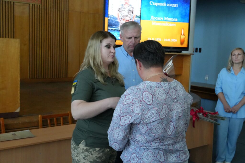 У міській раді передали відзнаки членам родин Захисників, що їх військові удостоєні посмертно