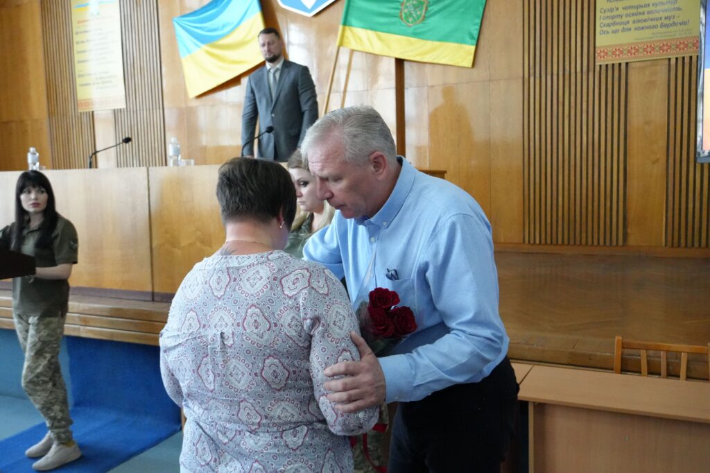 У міській раді передали відзнаки членам родин Захисників, що їх військові удостоєні посмертно