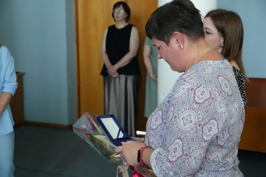 У міській раді передали відзнаки членам родин Захисників, що їх військові удостоєні посмертно