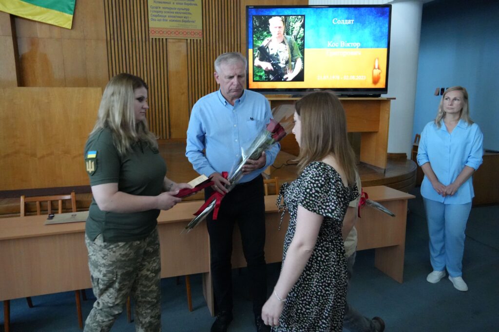У міській раді передали відзнаки членам родин Захисників, що їх військові удостоєні посмертно