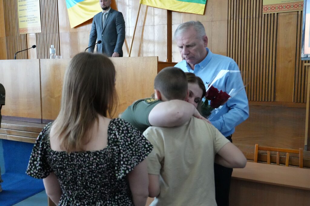 У міській раді передали відзнаки членам родин Захисників, що їх військові удостоєні посмертно