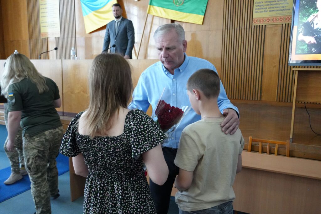 У міській раді передали відзнаки членам родин Захисників, що їх військові удостоєні посмертно