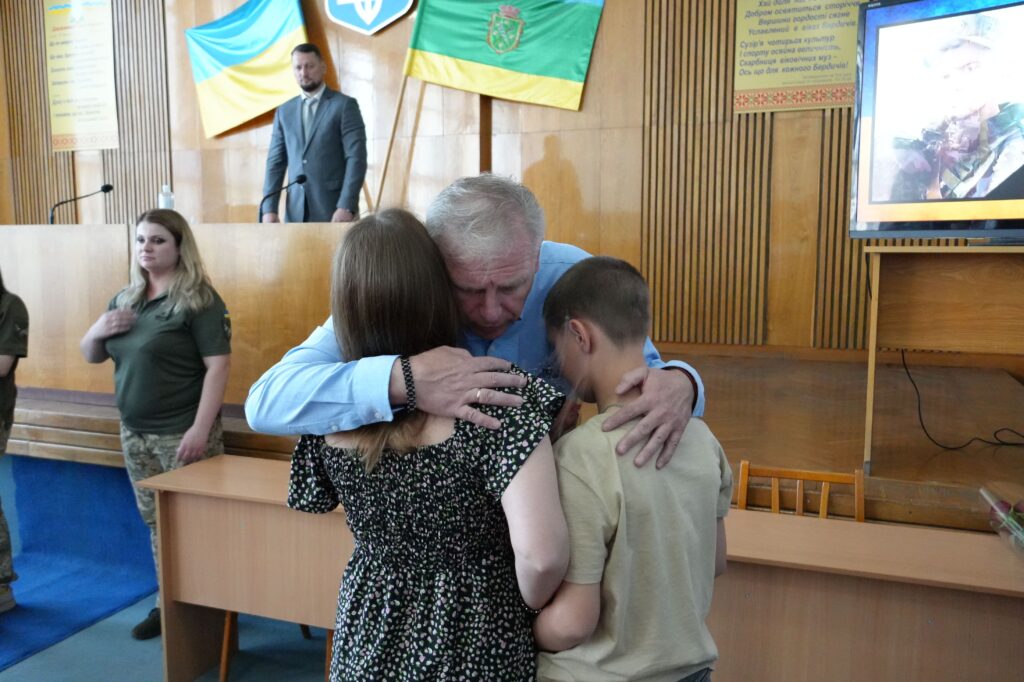 У міській раді передали відзнаки членам родин Захисників, що їх військові удостоєні посмертно