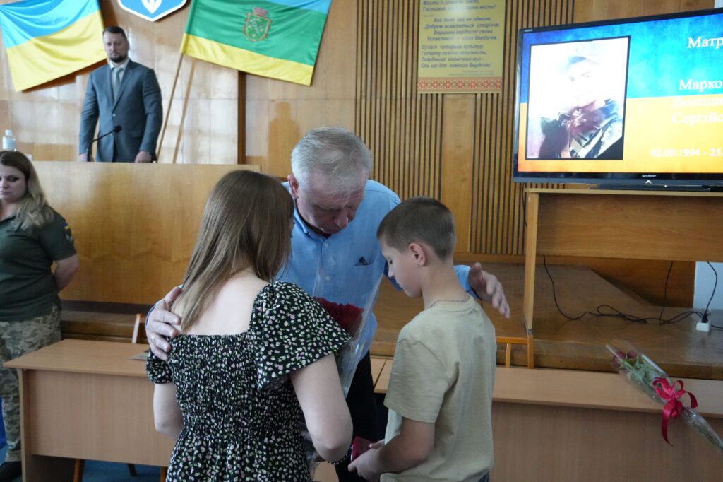 У міській раді передали відзнаки членам родин Захисників, що їх військові удостоєні посмертно