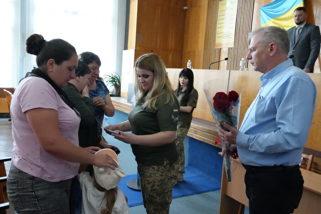 У міській раді передали відзнаки членам родин Захисників, що їх військові удостоєні посмертно