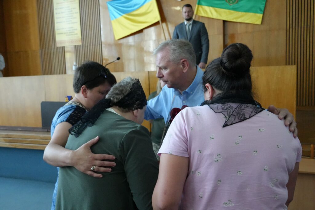 У міській раді передали відзнаки членам родин Захисників, що їх військові удостоєні посмертно