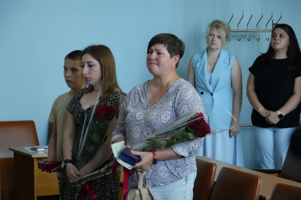 У міській раді передали відзнаки членам родин Захисників, що їх військові удостоєні посмертно
