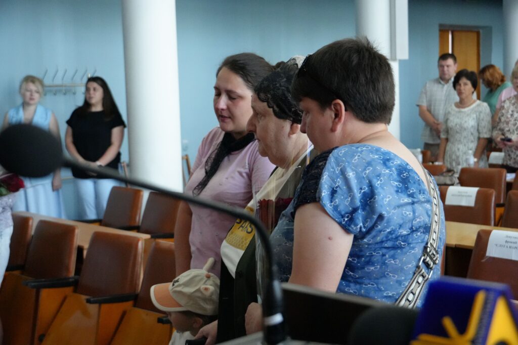 У міській раді передали відзнаки членам родин Захисників, що їх військові удостоєні посмертно